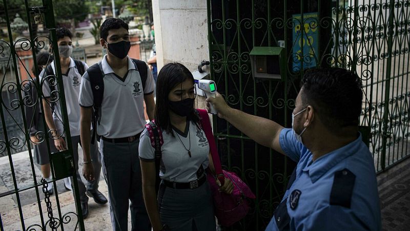 Brasil registra más de 52.000 nuevos casos de coronavirus y cerca de 1.300 muertes en un día