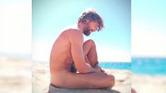 El desnudo integral de Félix Gómez frente al mar