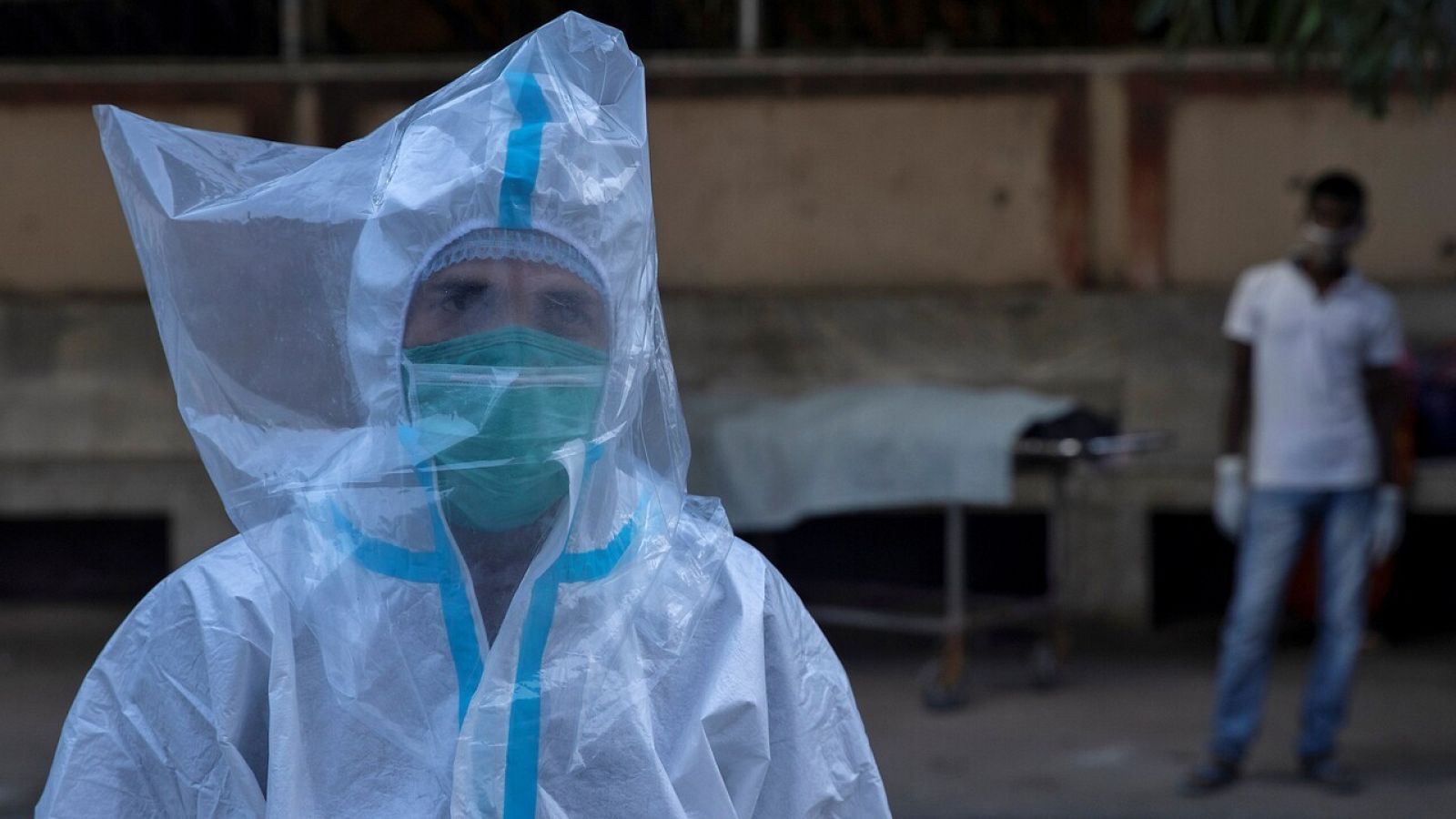 Sanitario con ropa protectora en la India