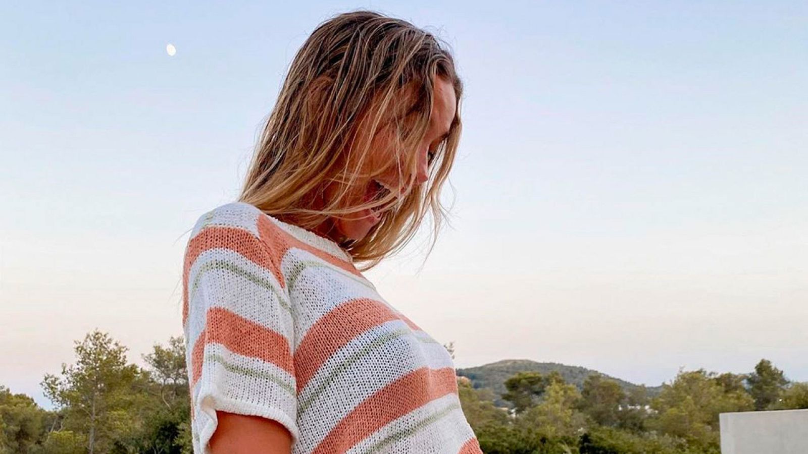 María Pombo se sorprende al ber su barriguita de embarazada