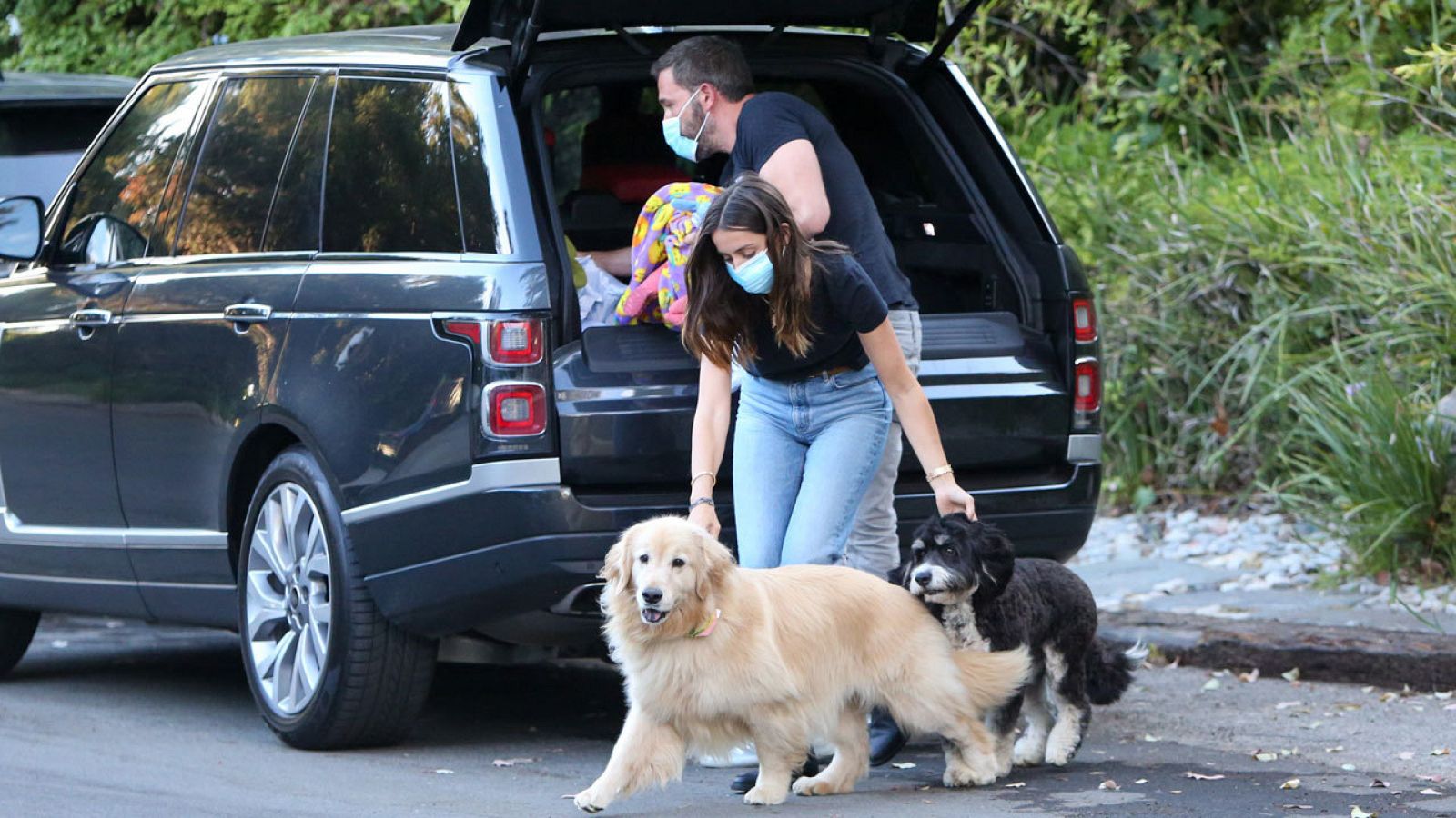Ana de Armas con los perros de Ben Affleck en Los Ángeles