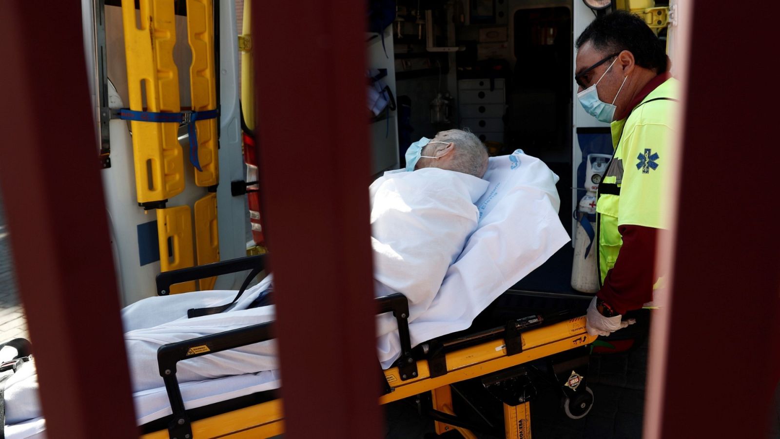 Traslado de un anciano en el Centro de mayores Casablanca de Valdemoro, en Madrid