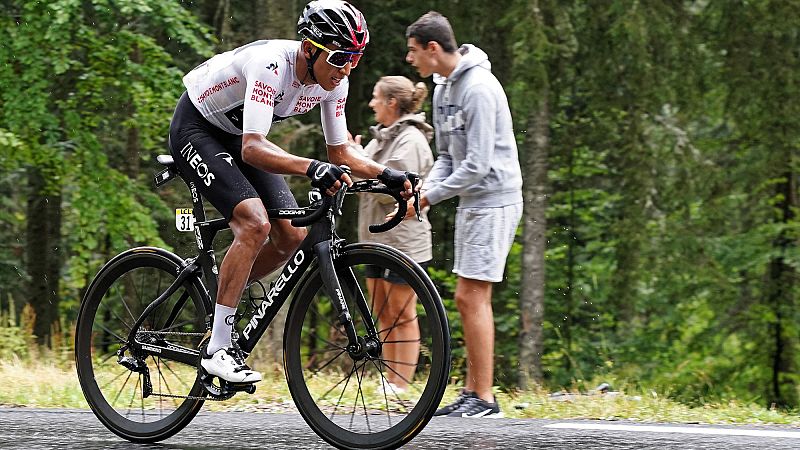 Egan Bernal deja el Dauphiné con "dolor de espalda" a dos semanas del Tour