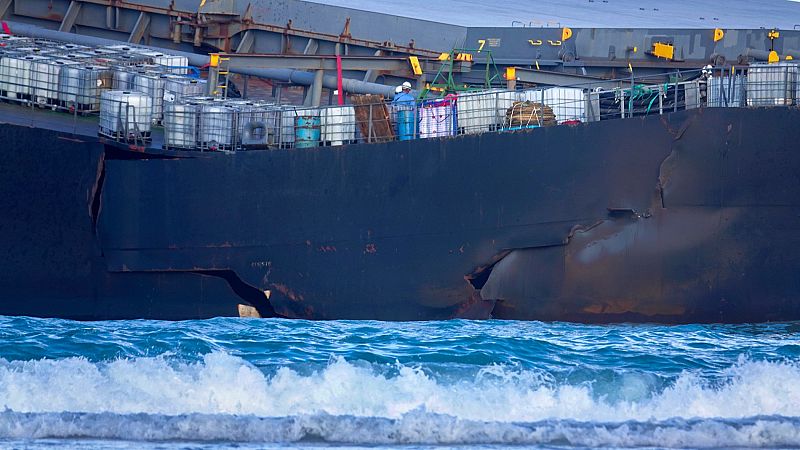 Se parte en dos el carguero que vertió petróleo frente a las costas de Mauricio