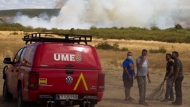 Trabajan en la extinción de un incendio en Zamora tras arrasar 2.000 hectáreas