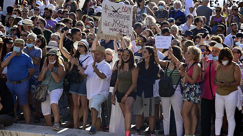 Negacionistas de la pandemia se manifiestan en Madrid sin respetar la distancia ni el uso de la mascarilla