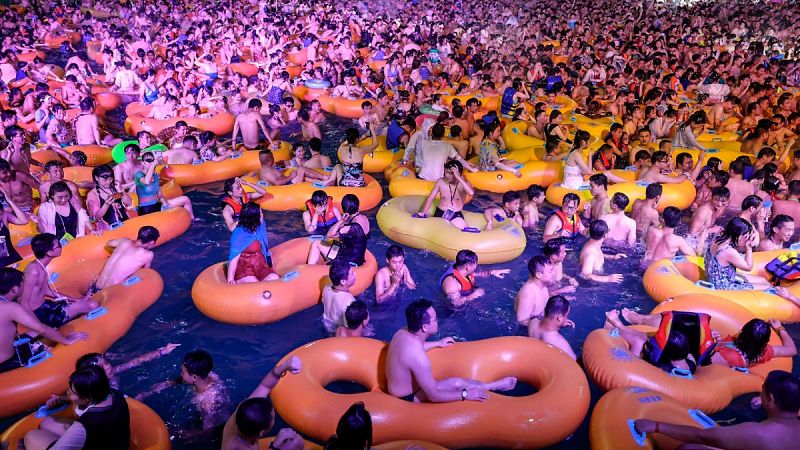 Sin miedo al coronavirus en una fiesta multitudinaria en un parque acuático de Wuhan, epicentro de la pandemia en China