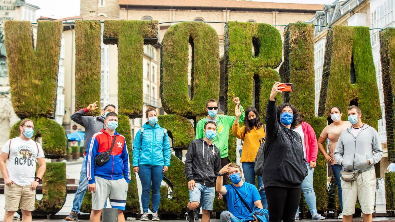 Un grupo de turistas se fotografía en el centro de Vitoria este pasado lunes