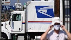 El Servicio Postal de EE.UU. frena sus recortes hasta después de elecciones ante la polémica por el voto por correo
