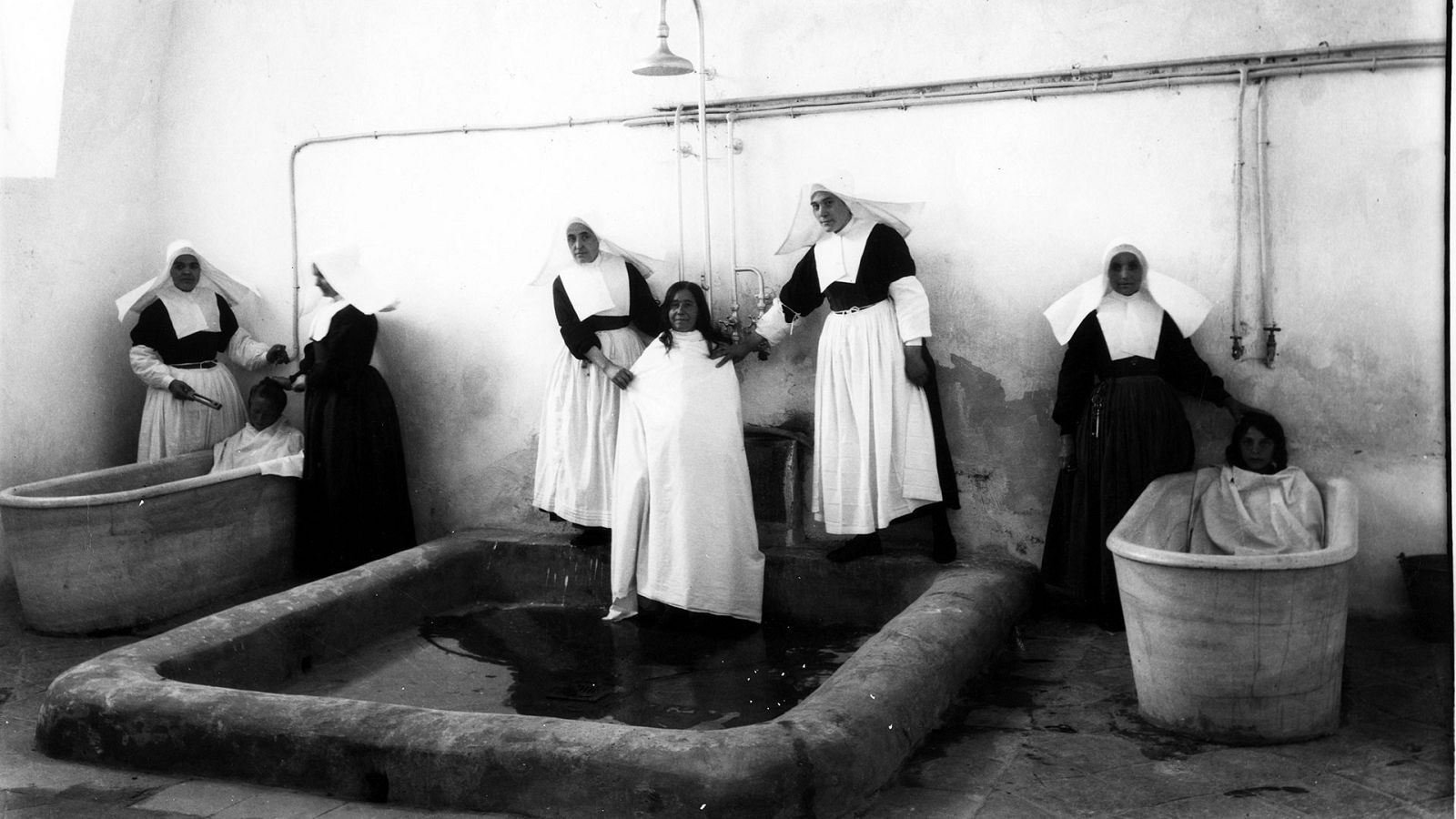 Hospital del Nuncio de Toledo. Sala de Baños (Fondo Rodríguez, AHP Toledo)- Manicomio