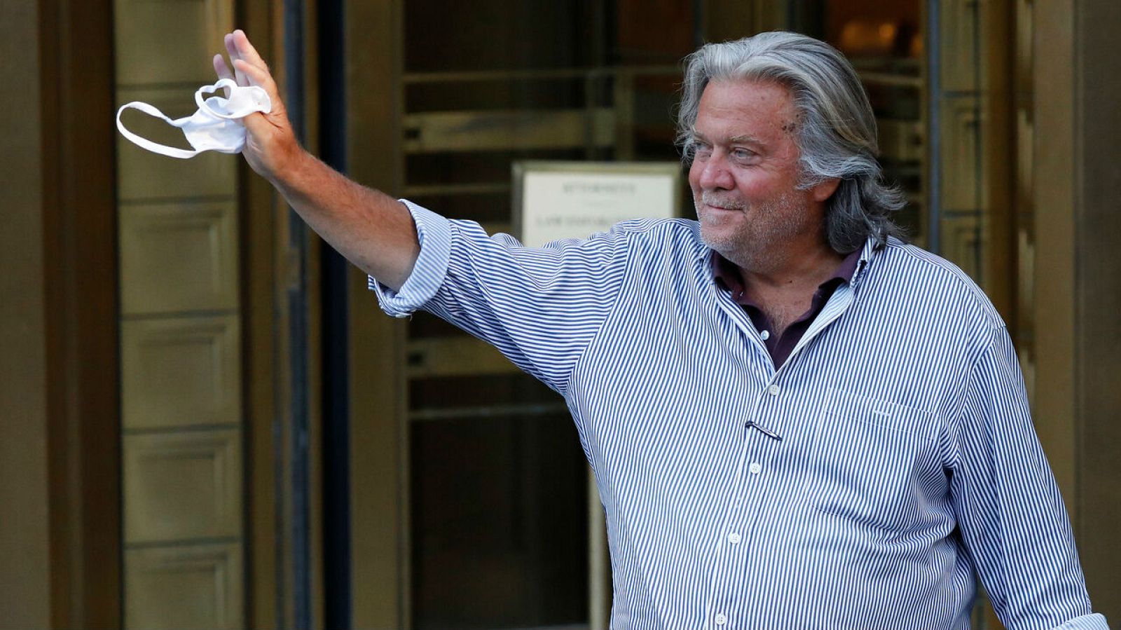 El exestratega jefe de la Casa Blanca, Steve Bannon, sale del Tribunal Federal de Manhattan.