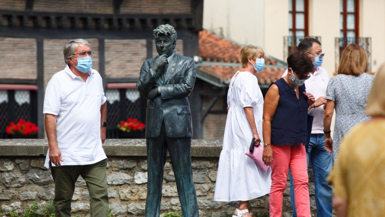 Un grupo de personas pasea por Vitoria