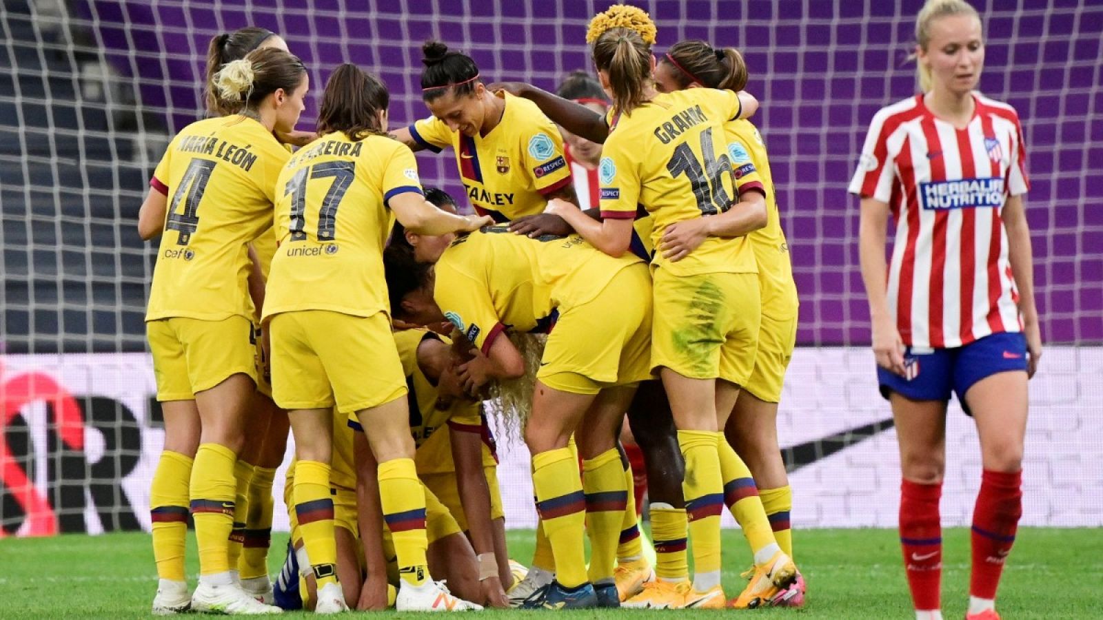 Las jugadoras del FC Barcelona celebran el gol de la victoria