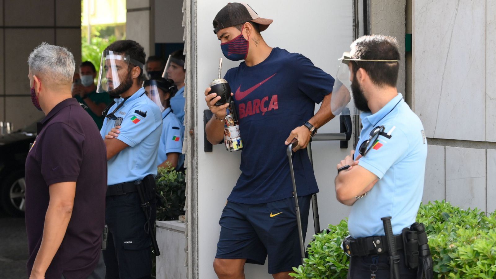 Así abandonaba Luis Suárez el hotel de concentración en Lisboa
