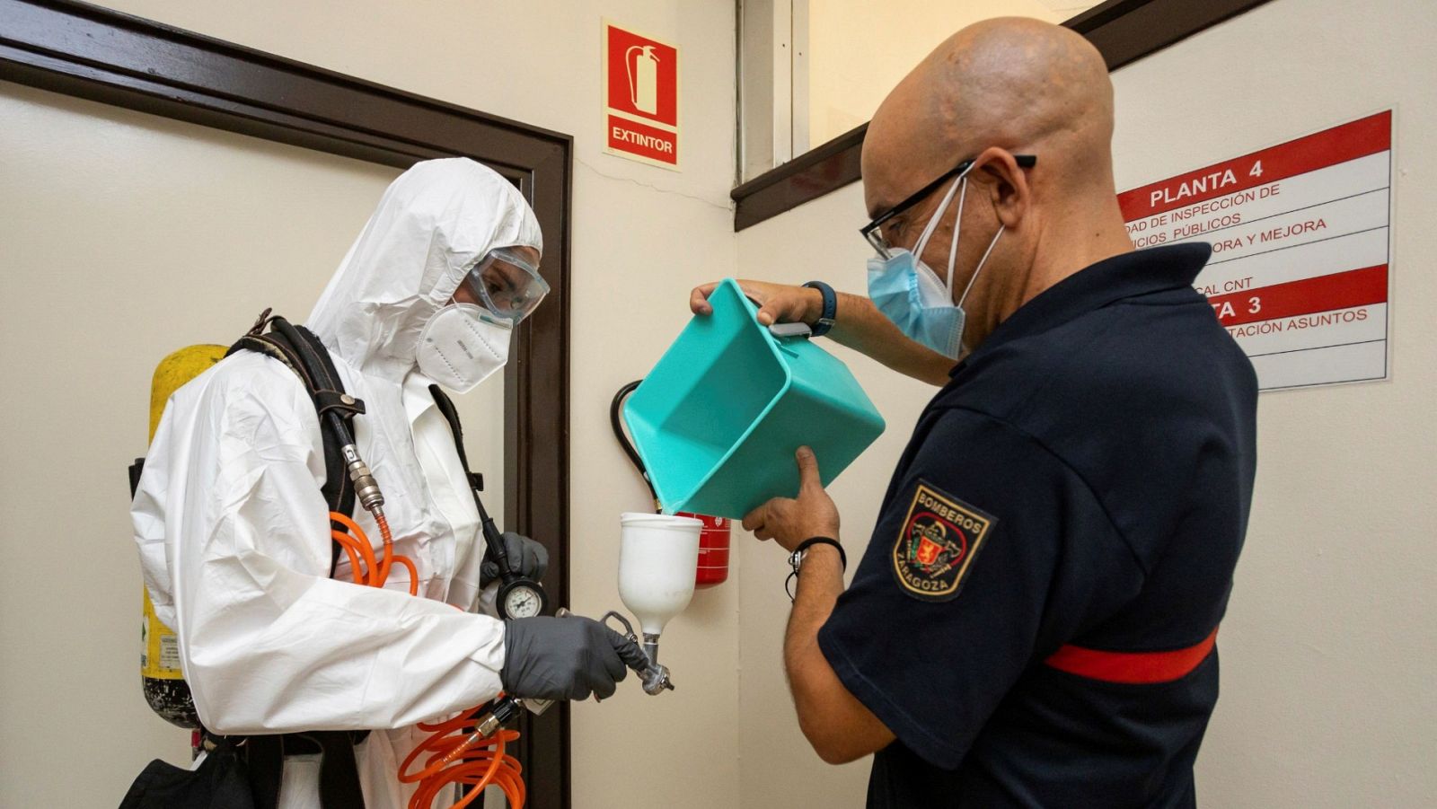 Un grupo de bomberos de Zaragoza desinfecta la tercera planta del Ayuntamiento de la ciudad