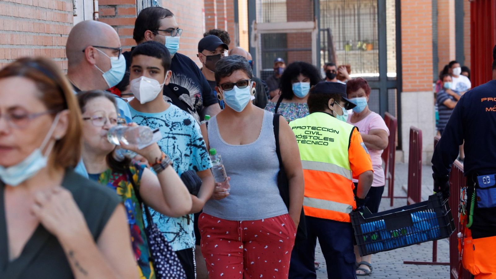 Varias personas esperan en Móstoles, para la realización de pruebas PCR