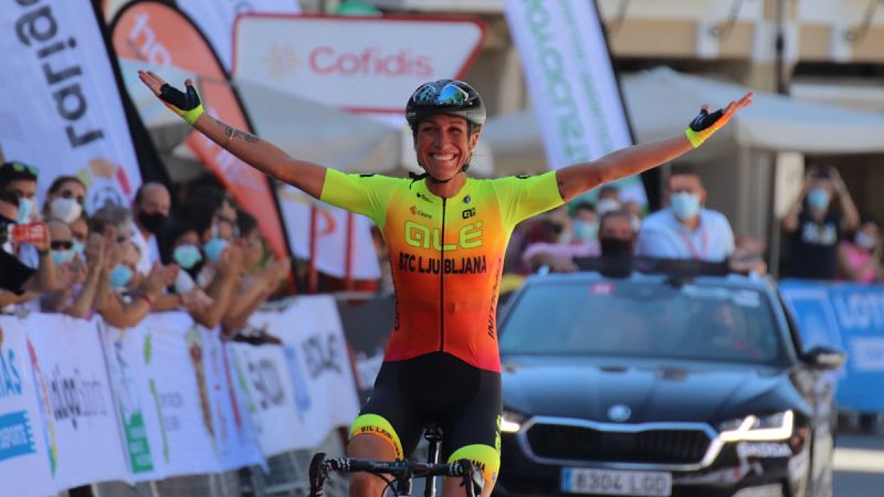 Mavi García domina la prueba en línea y logra el doblete