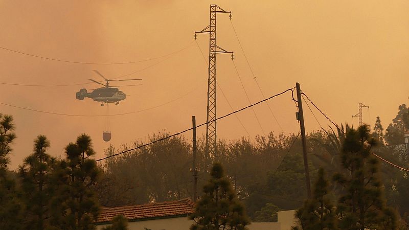 Un incendio en La Palma avanza sin control tras calcinar casi 400 hectáreas y obliga a desalojar a 300 personas