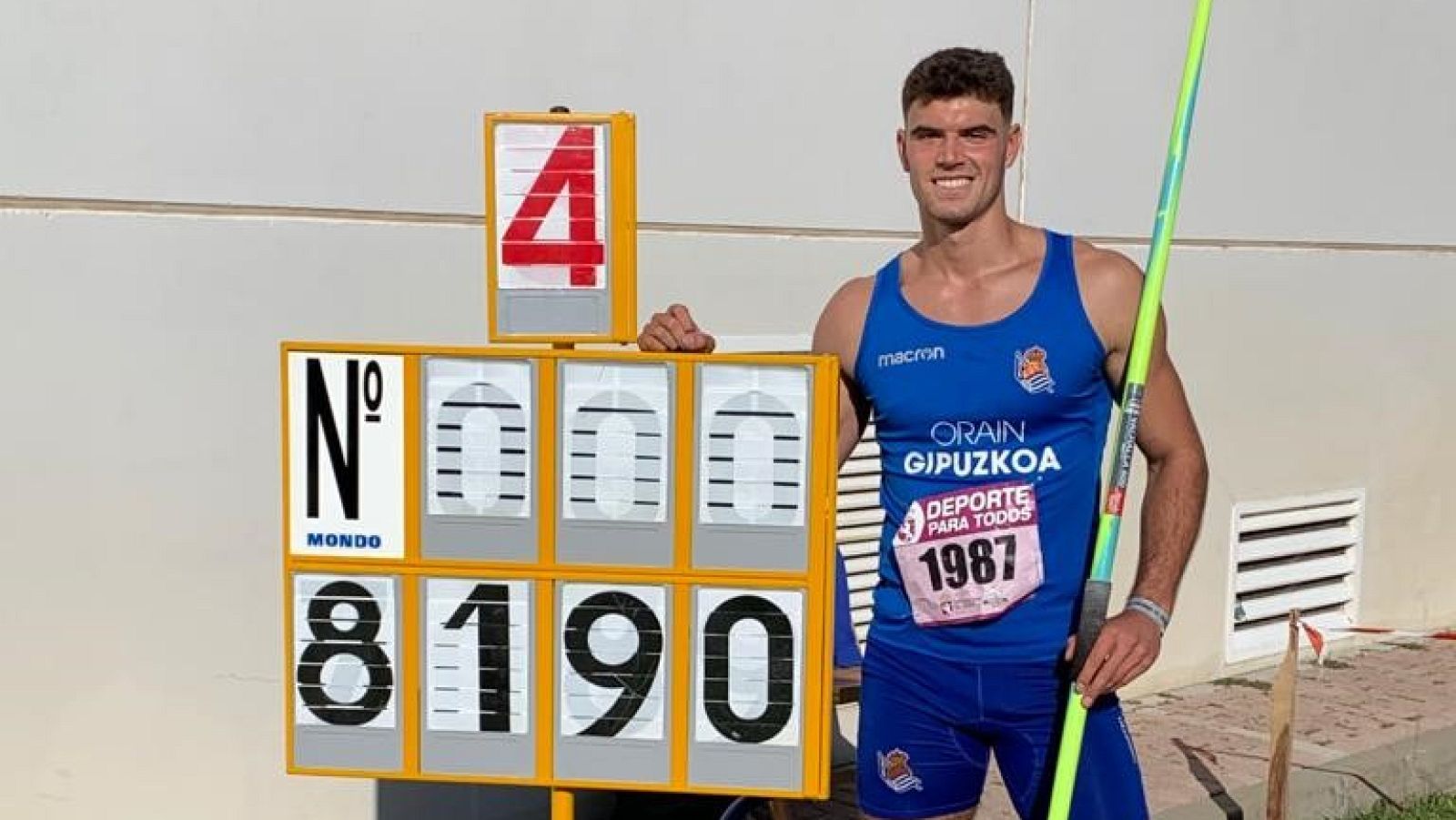 Odei Jainaga posa junto a la marca del nuevo récord de España de jabalina