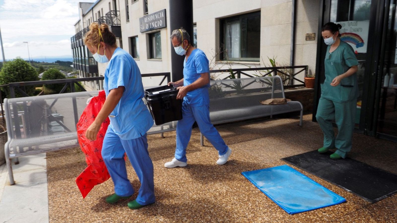 Trabajadores sanitarios salen de la residencia O Incio, en Lugo.