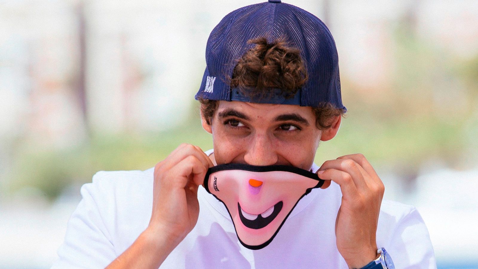 Miguel Herrán posando con mascarilla en el Festival de Málaga