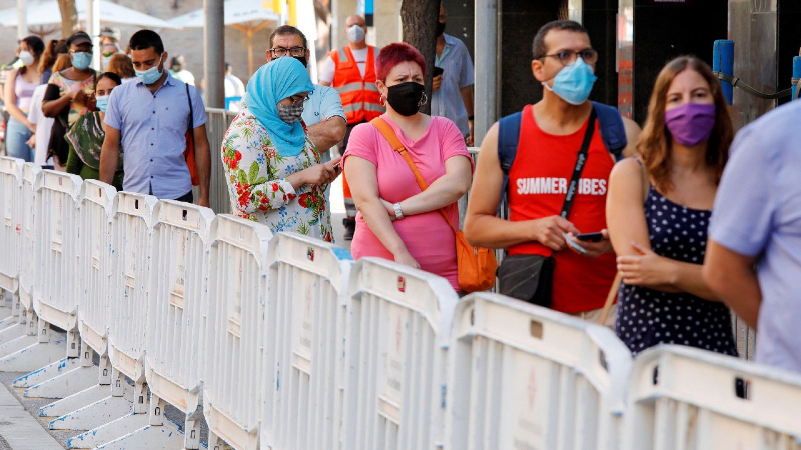 Colas de un cribado masivo en Barcelona