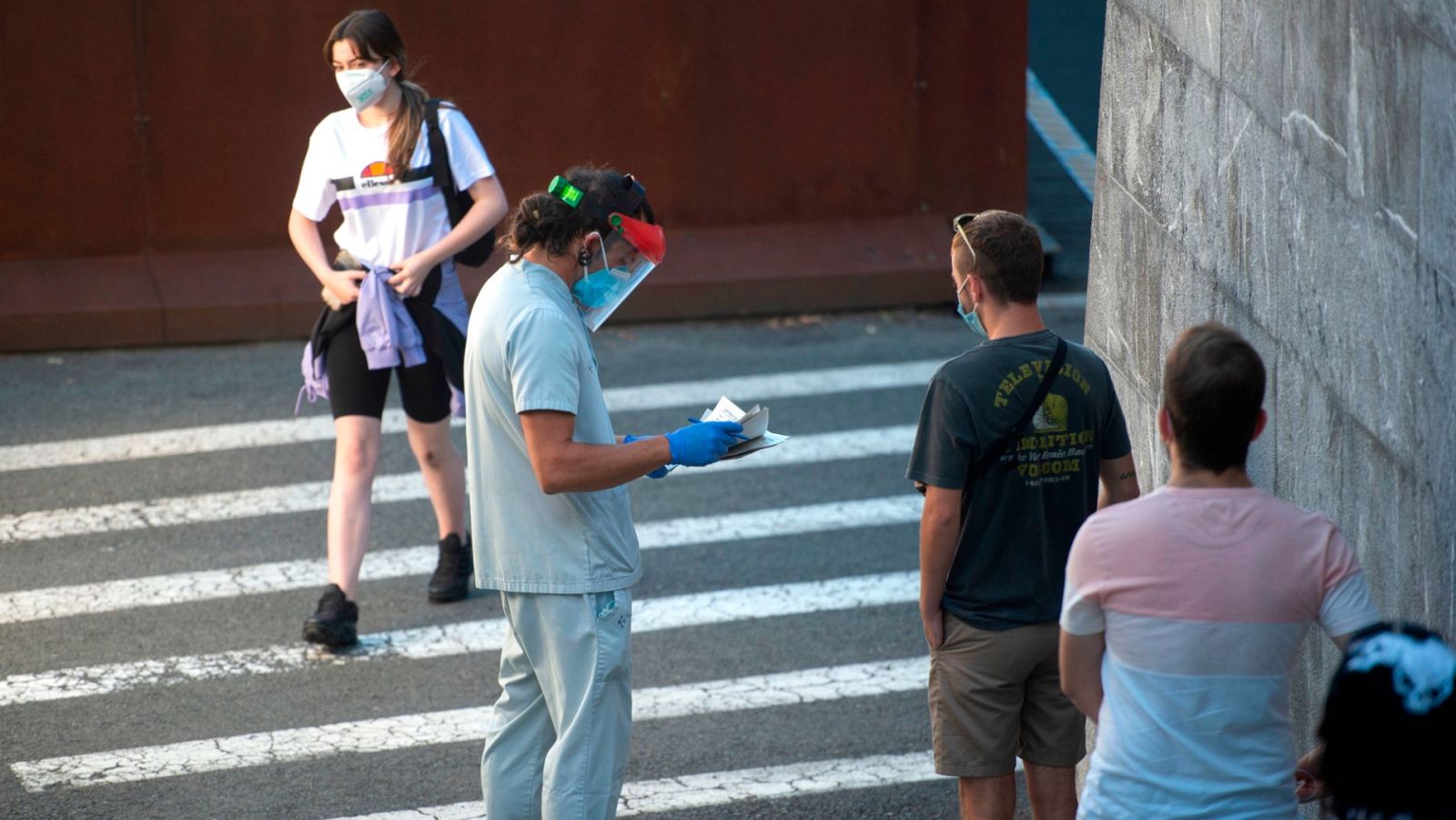 Varias personas esperan para hacerse la prueba del COVID-19 en Gernika