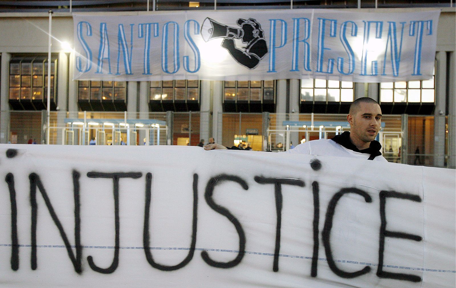 Seguidores del Olympique de Marsella sostienen pancartas en las que piden la libración del seguidor del Olympique, Santos Mirasierra.