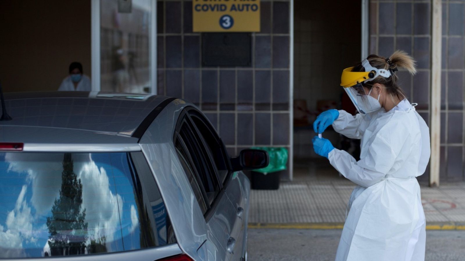 Una enfermera realiza de una prueba PCR hoy viernes en el Complejo Hospitalario Universitario de Ourense