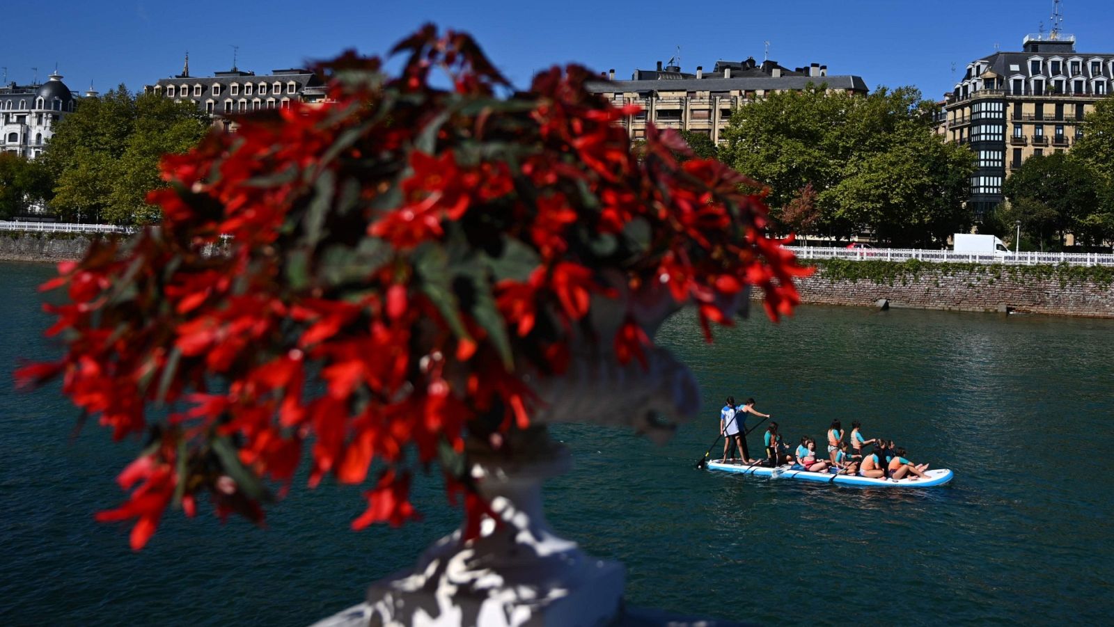 Turistas en una tabla de paddle en el río Urumea