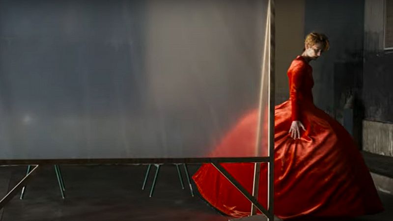 Pedro Almodóvar sobre los cuatro 'Balenciagas': "Tilda Swinton tiene esa cualidad que todo le cae bien"