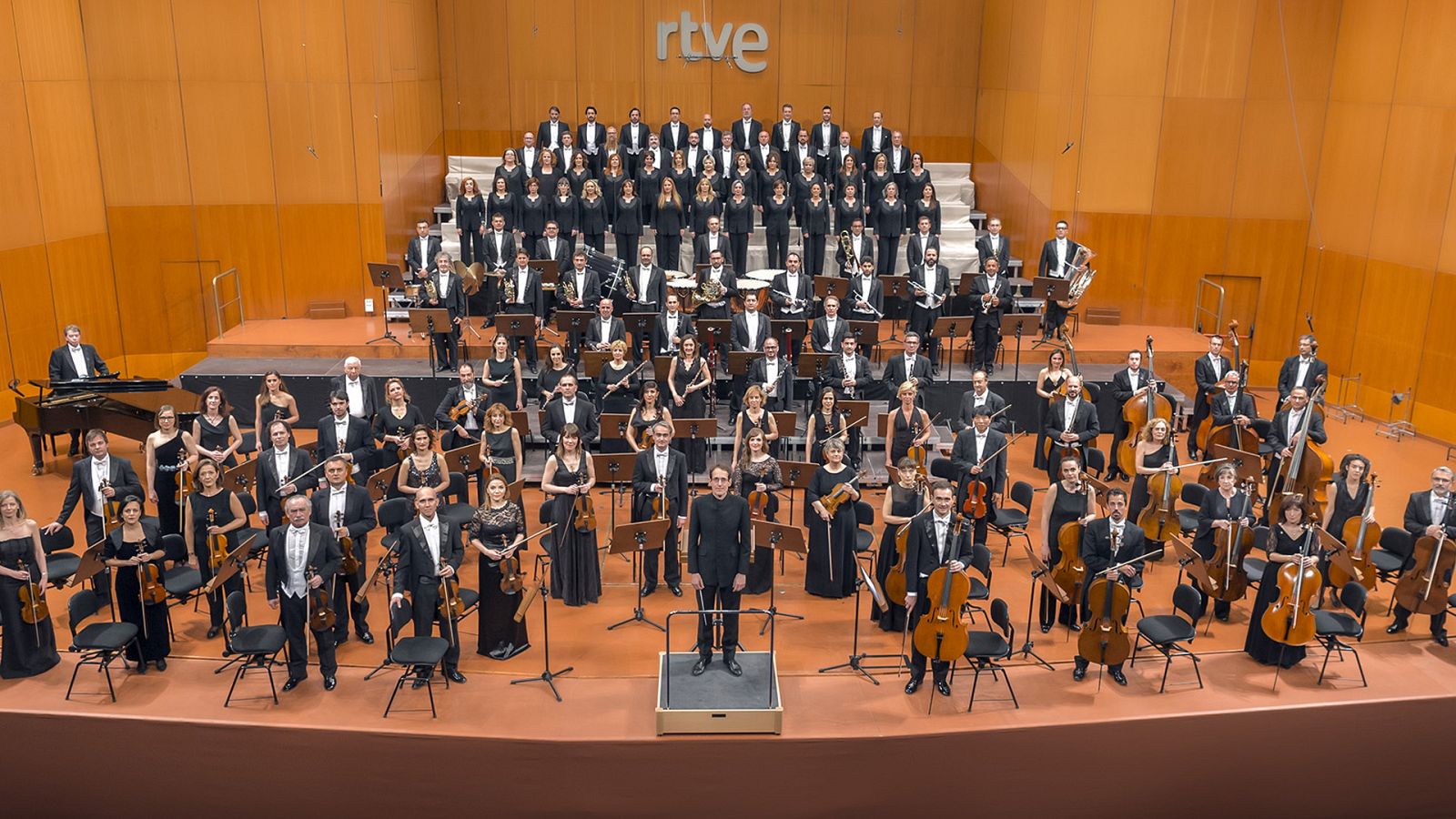 La Orquesta y Coro RTVE con su director titular, Pablo González