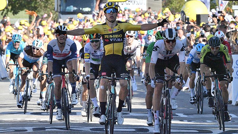 Van Aert gana al 'sprint' y Alaphilippe pierde el amarillo por una sancin