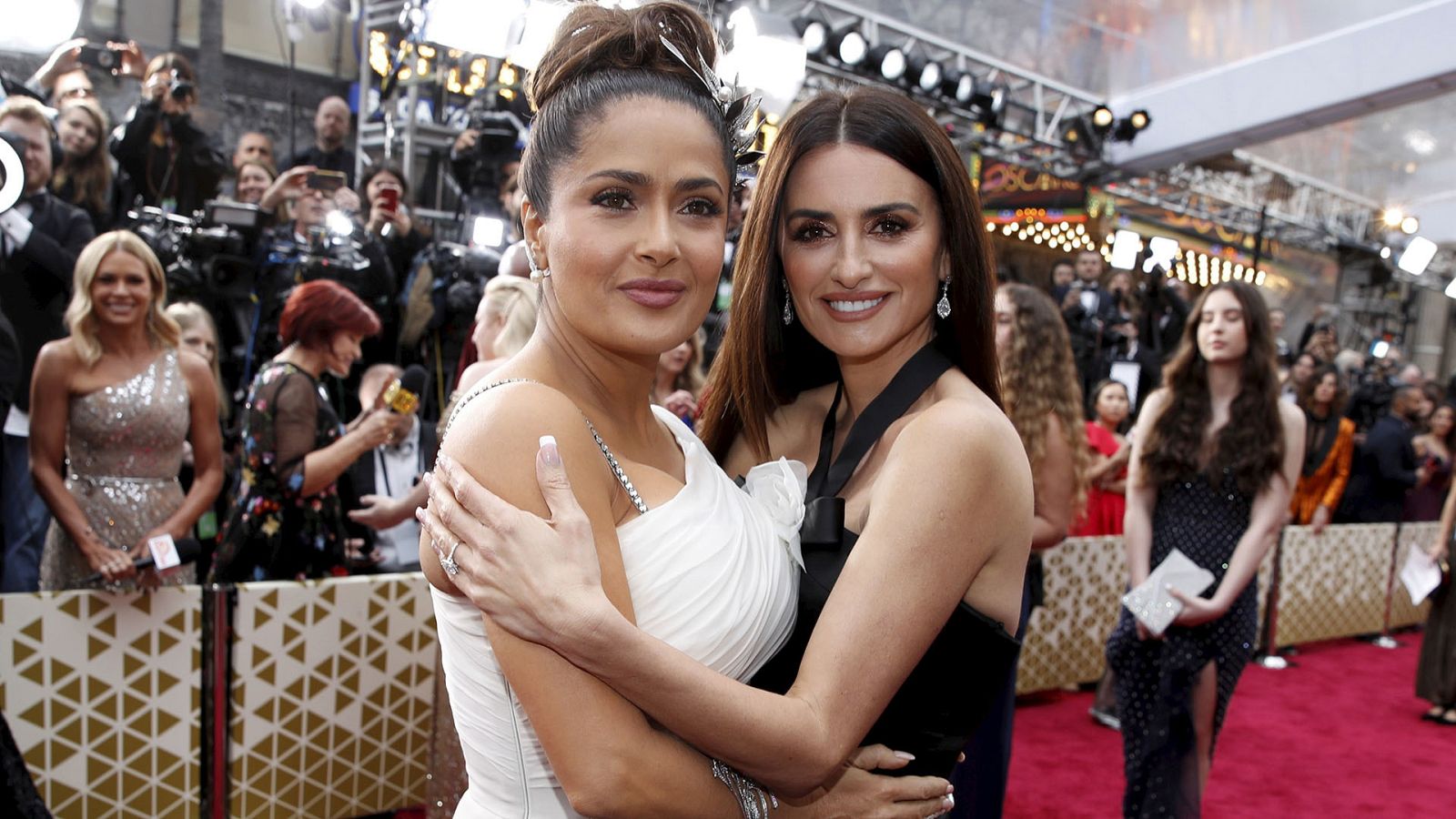 Penélope Cruz y Salma Hayek en la ceremonia de los Oscar 2020