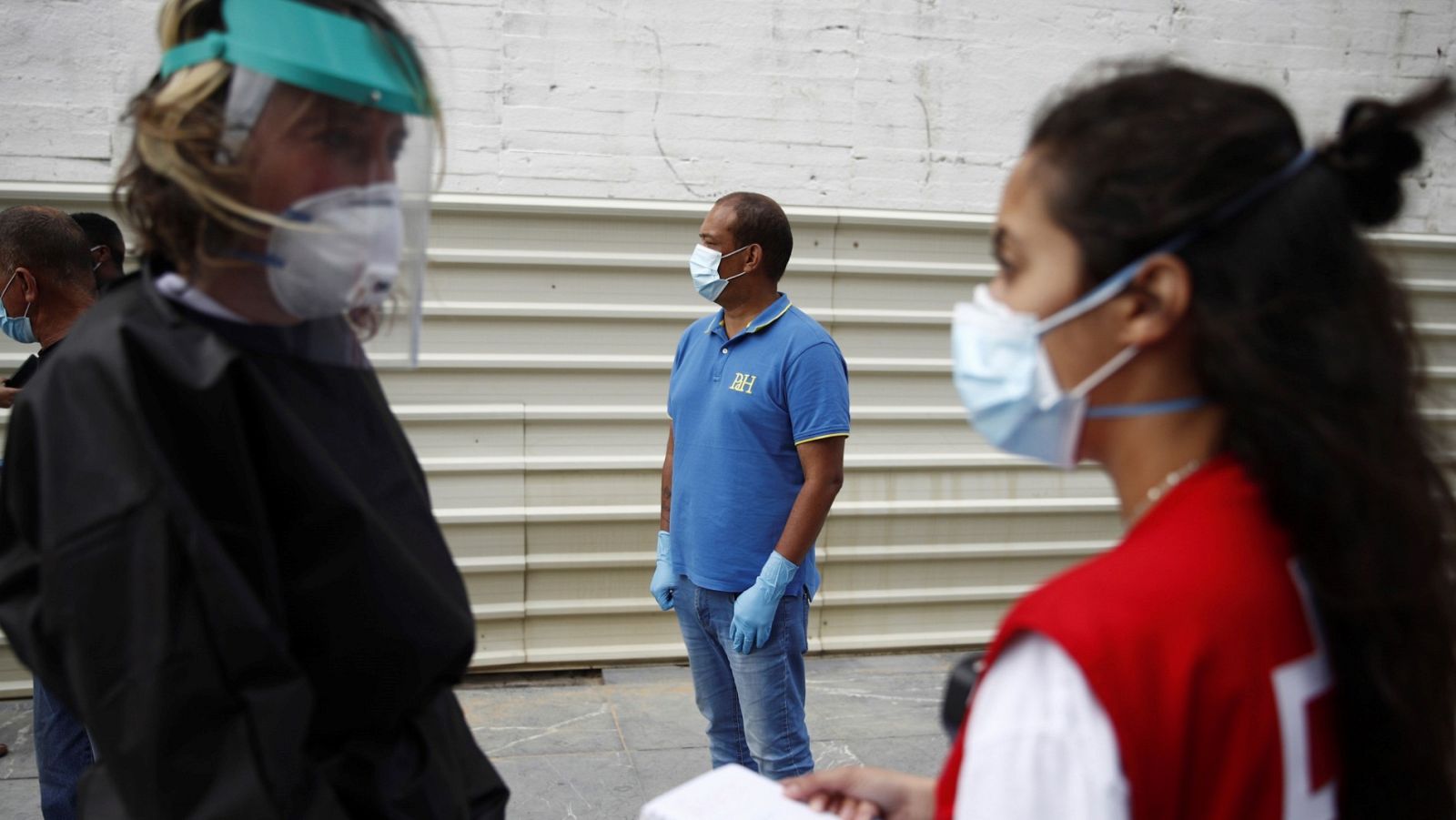 Miembros de la Cruz Roja y el Ayuntamiento gestionan un centro para personas sin hogar