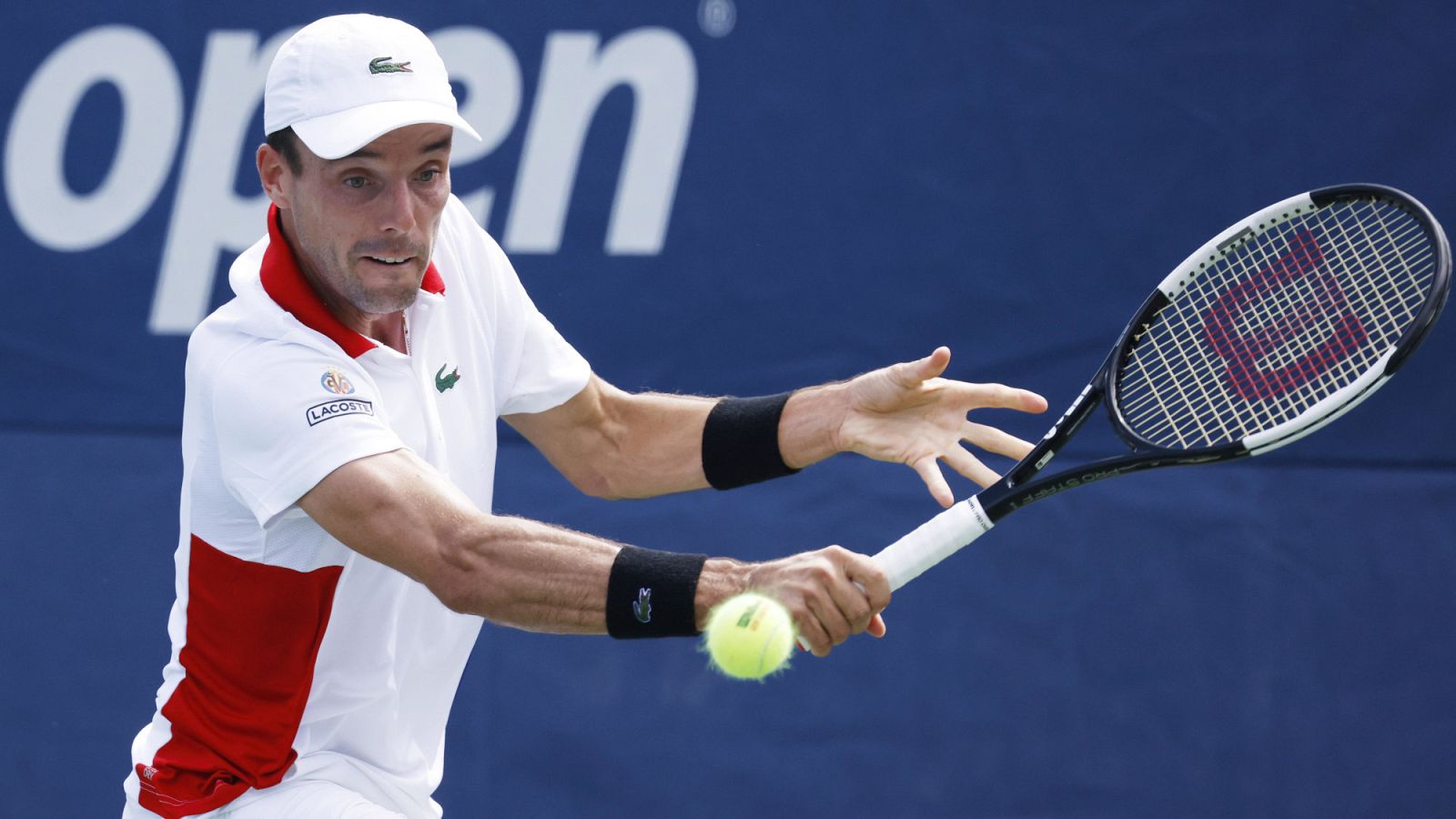 Roberto Bautista devuelve una bola en el US Open