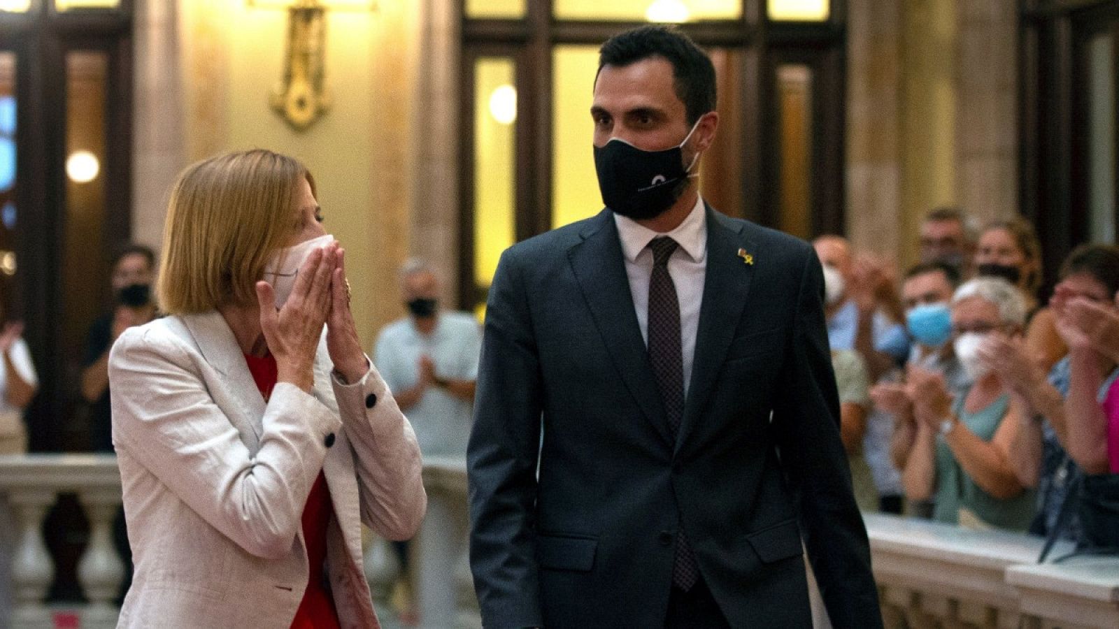 La expresidenta del Parlamento de Cataluña Carme Forcadell acompañada por el actual presidente de la institucion, Roger Torrent