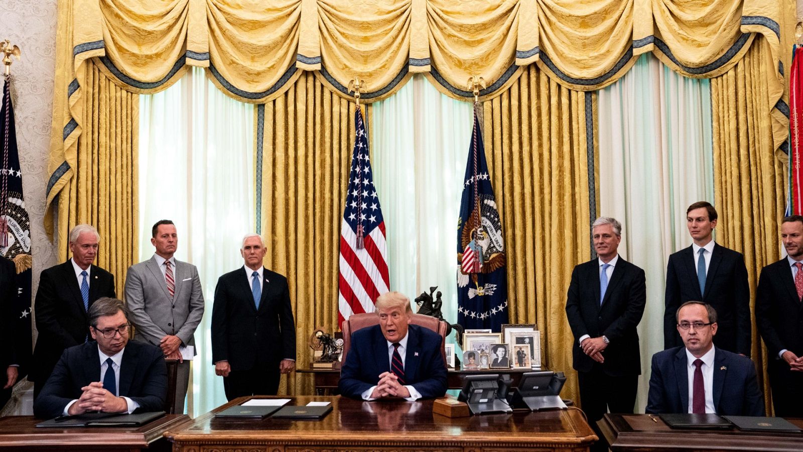 El presudente de la República de Serbia, Aleksandar Vucic (derecha), el presidente de EE.UU., Donald Trump (centro) y el primer ministro de la República de Kosovo, Avdullah Hoti (derecha)