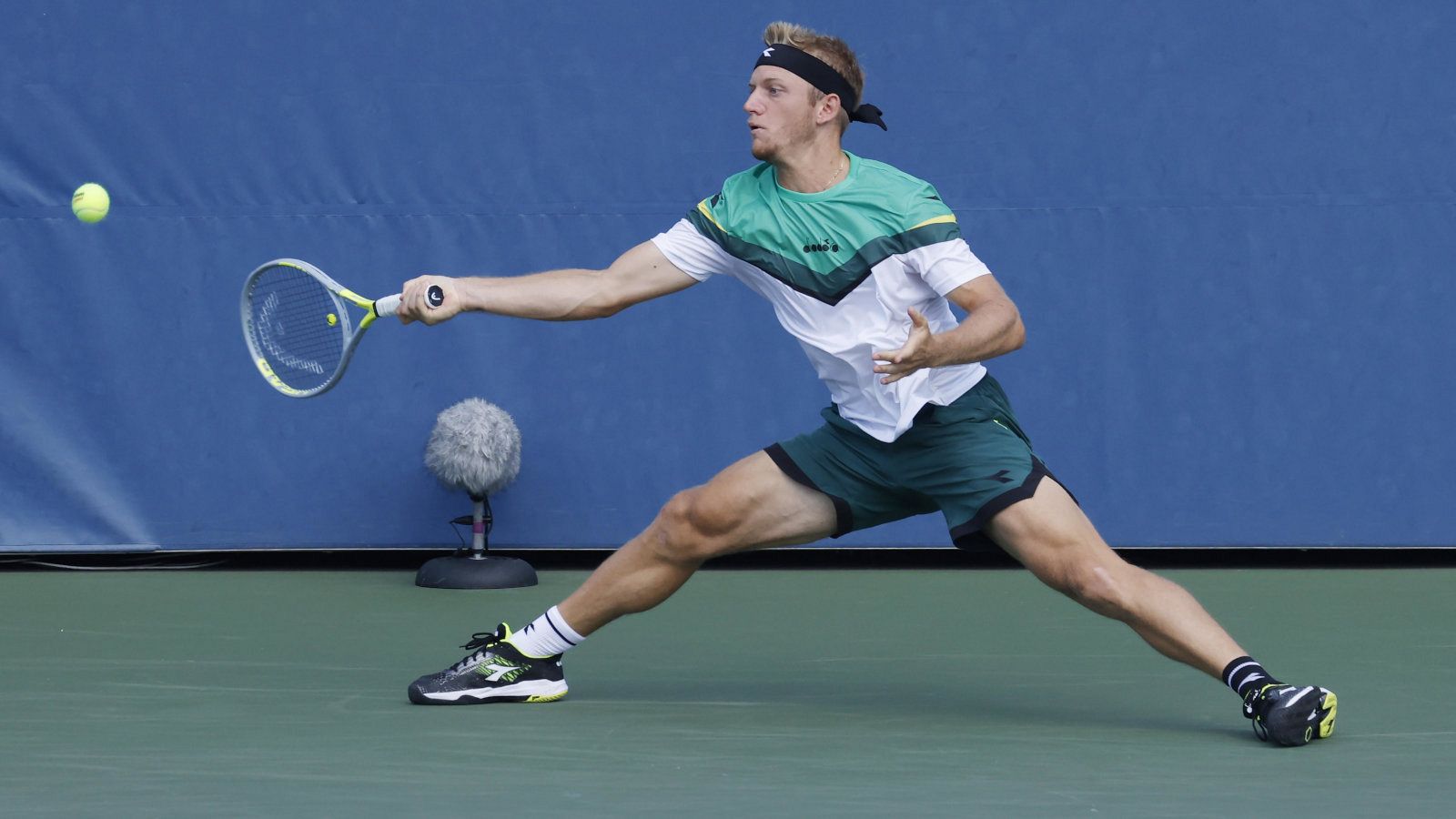 Alejandro Davidovich devuelve una bola en el US Open