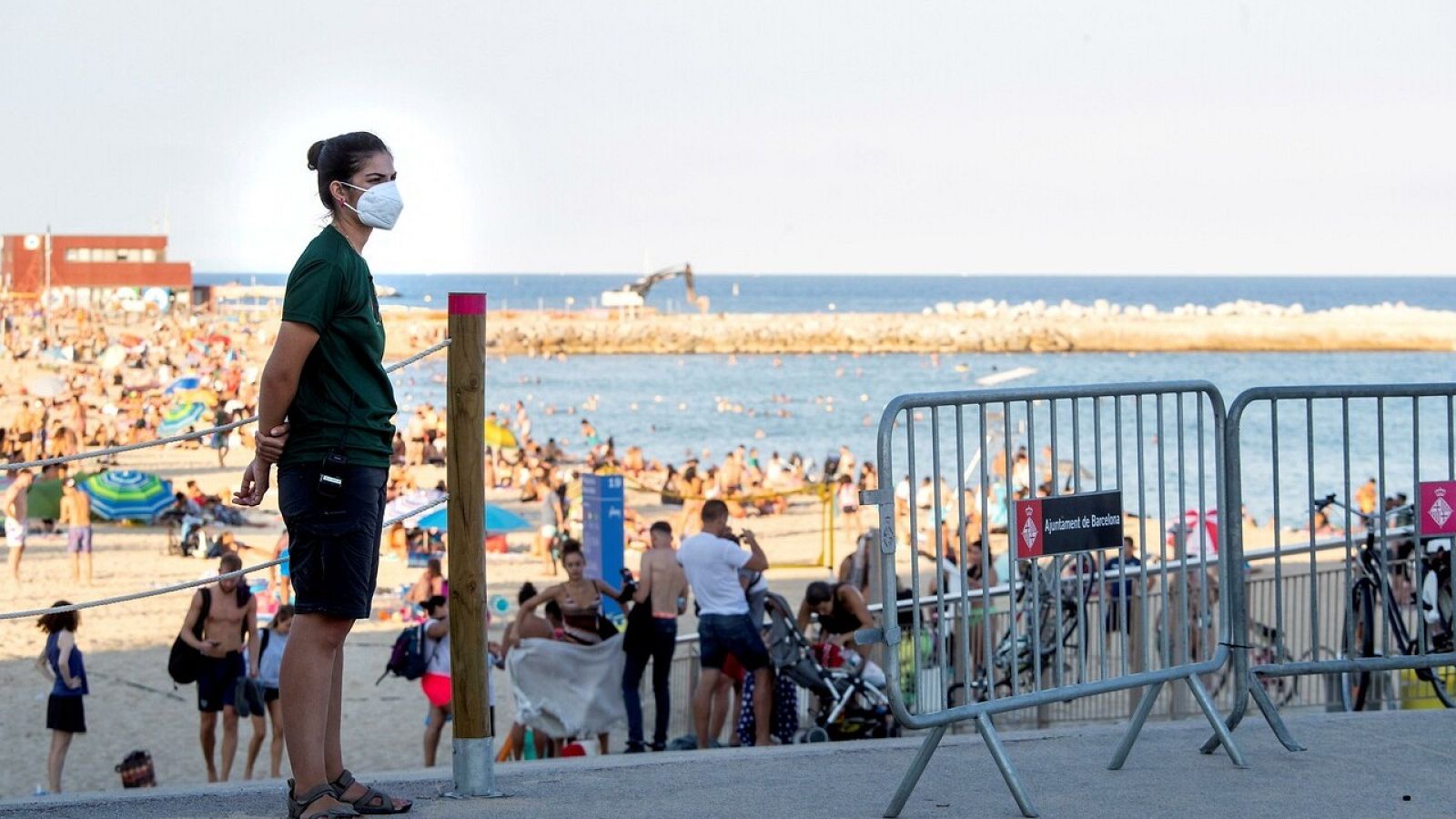 Aspecto de la playa Nova Icària que como muchas otras de Barcelona, han tenido que restringir el accesos debido al exceso de aforo y las medidas anti COVID-19