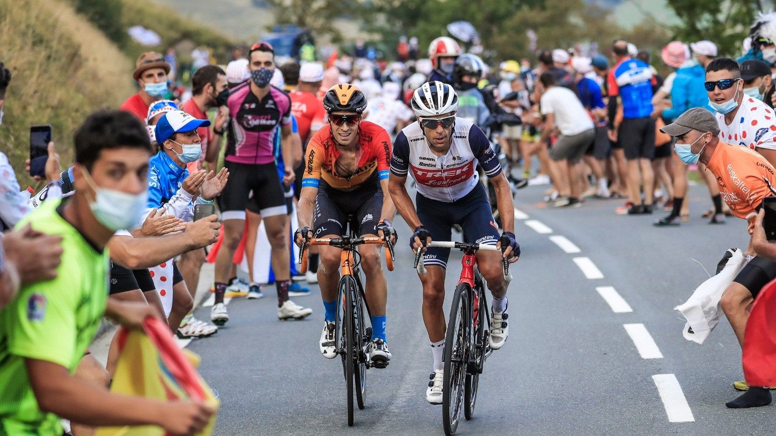 Mikel Landa (Barhain) y Richie Porte (Trek) durante la ascensión al Peyresourde de la etapa 7 del Tour de Francia 2020.