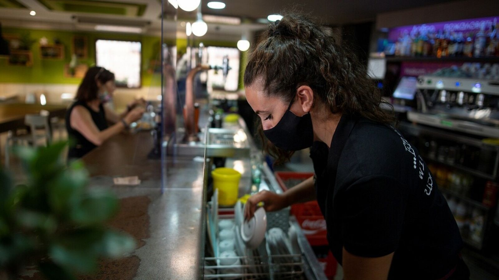 Una camarera trabaja en un bar en Toledo