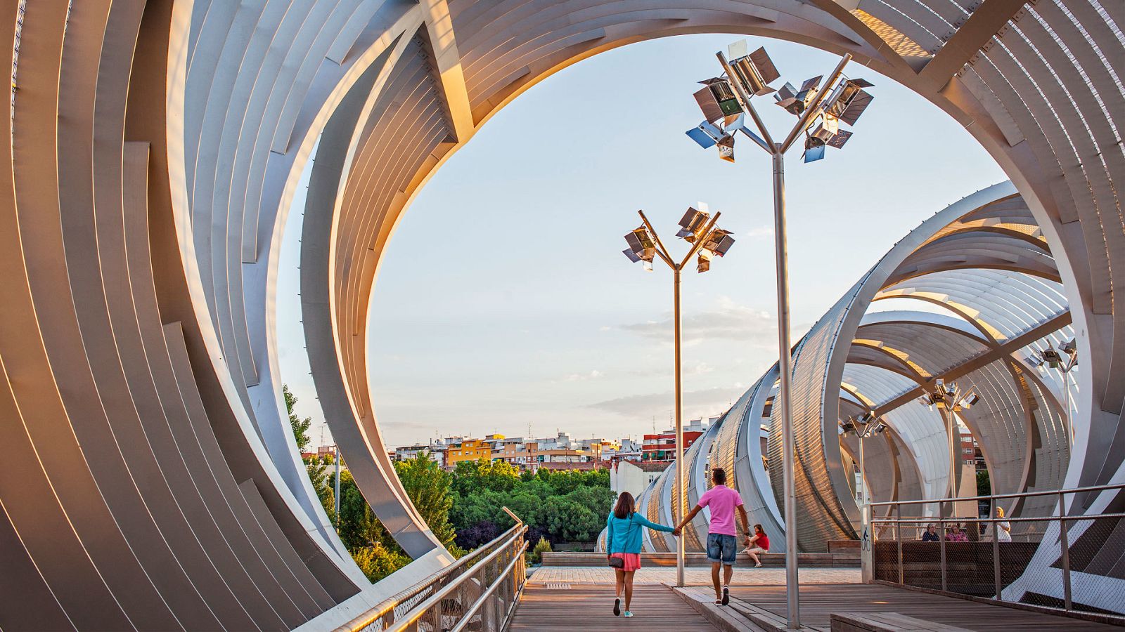 Pareja paseando por el puente de Perrault en Arganzuela (Madrid).