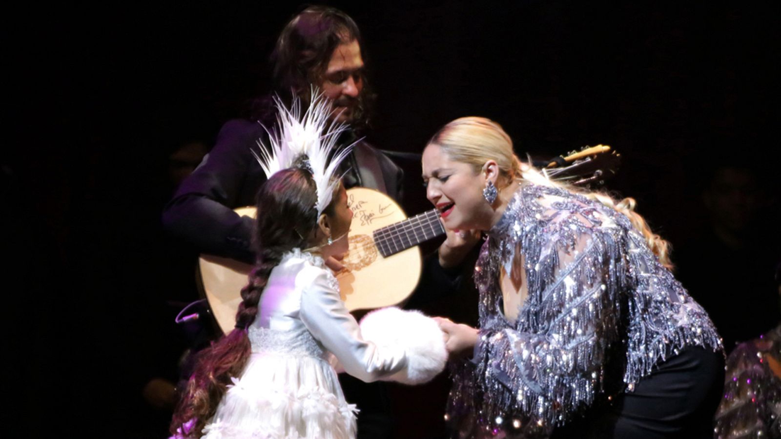 Soleá en un espectáculo con sus padres, Farru y Julia Manzano