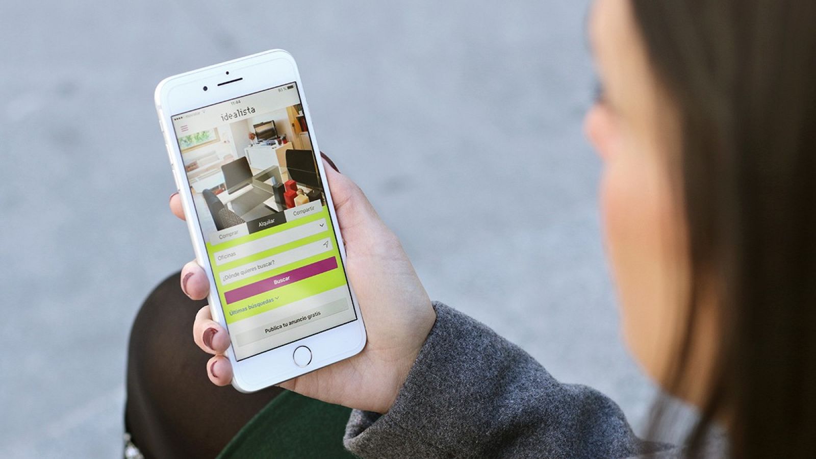Una mujer consulta la aplicación de Idealista