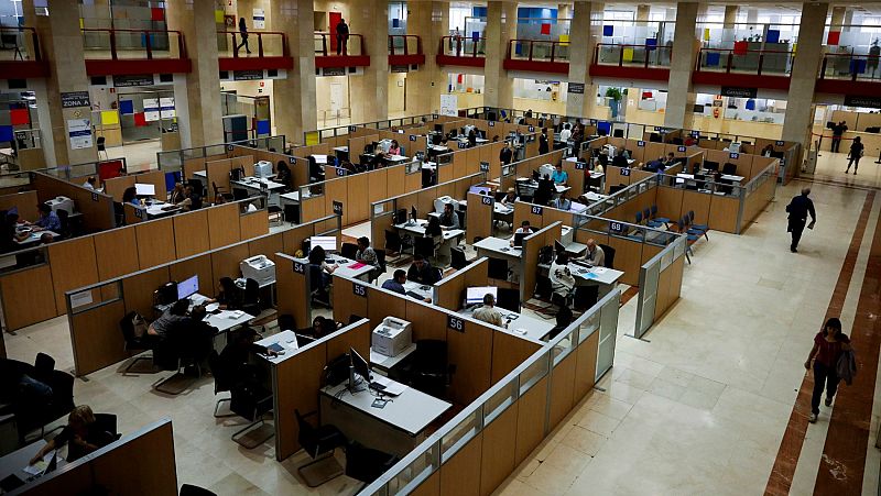 El Gobierno se plantea una posible congelación del sueldo de los funcionarios en 2021