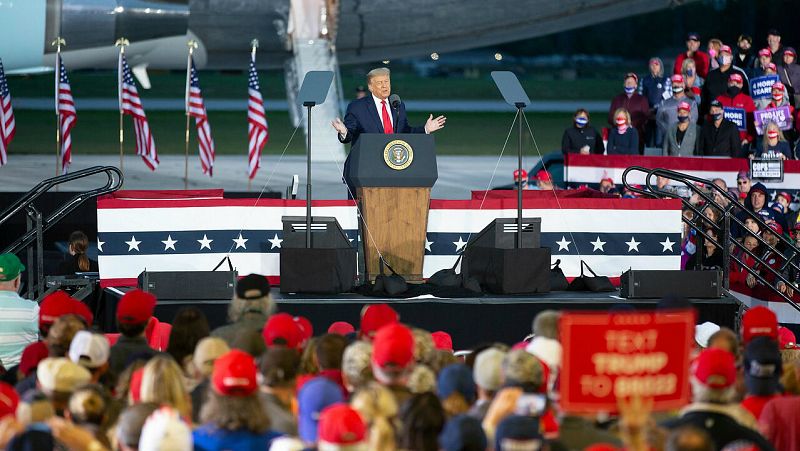Trump se muestra molesto ante las preguntas de por qué mintió a los estadounidenses de los peligros del COVID-19   