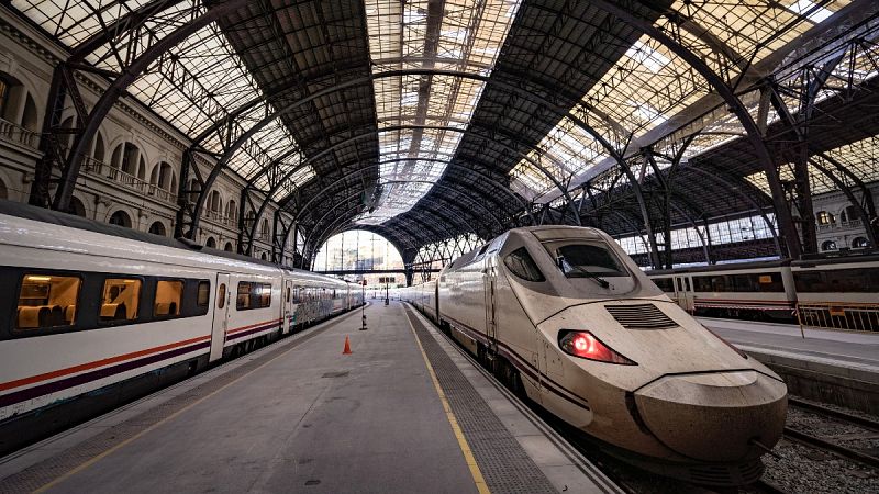 Varios actos vandálicos cortan la circulación de trenes en Cataluña, incluido dos AVE