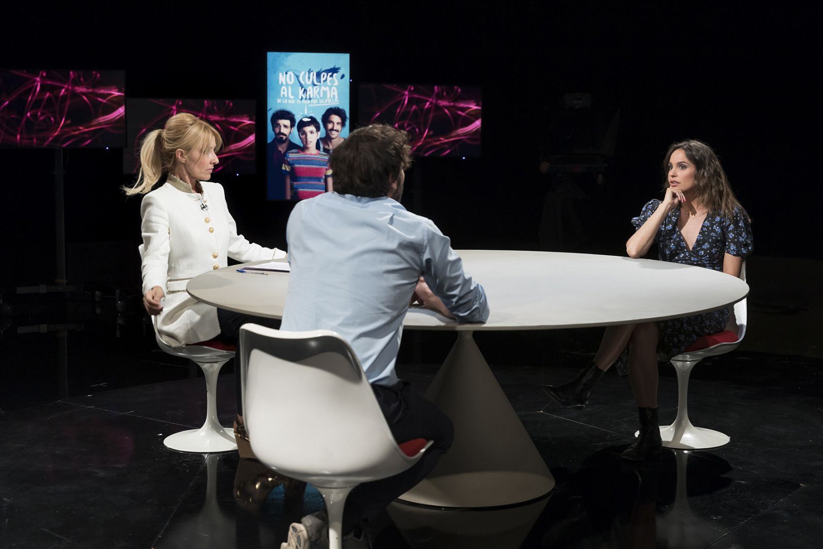 Verónica Echegui y Álex García con Cayetana Guillén Cuervo, en el coloquio
