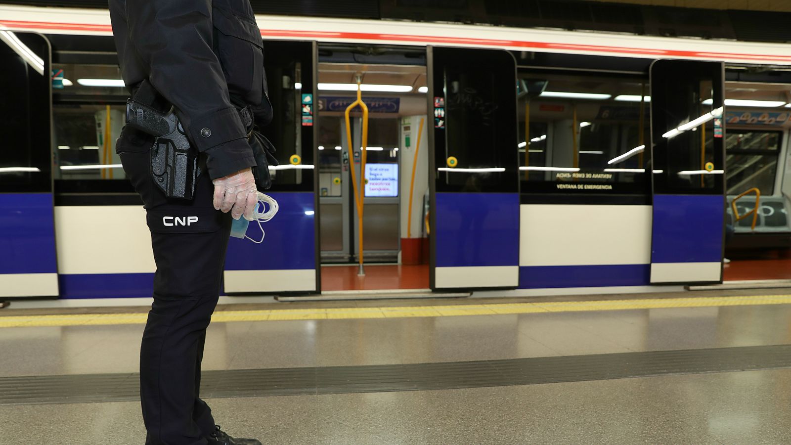 Policía en el Metro de Madrid